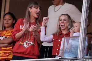 taylor swift and brittany mahomes enjoy 66657 1704877357009